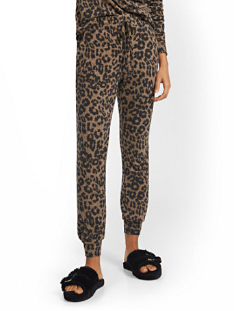 Leopard-Print Super-Soft Knit Slim Jogger Pant | New York & Company