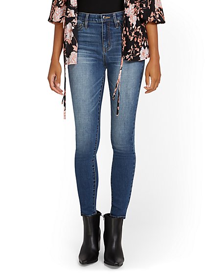 Tall High-Waisted Curvy Essential Skinny Jeans - Orchard Wash - New York & Company