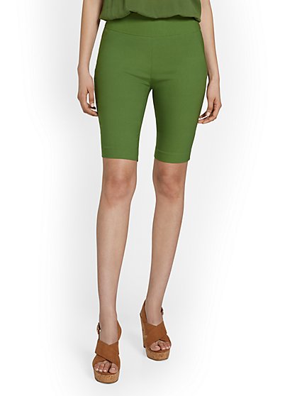 Whitney High-Waisted Pull-On 11-Inch Short - Green - New York & Company